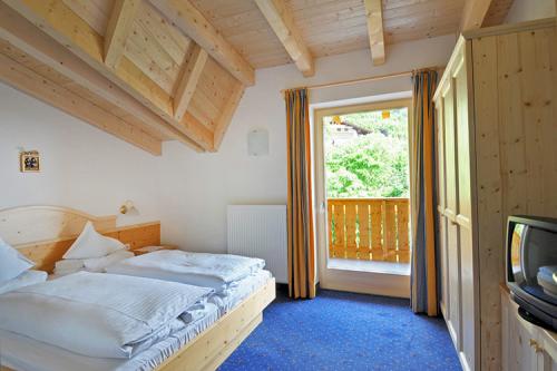 Schlafzimmer mit Doppelbett und Balkon