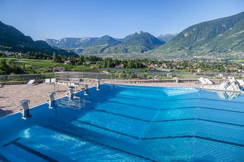 Lido Schenna - öffentliches Freibad mit Tennisplatz und Kegelbahn