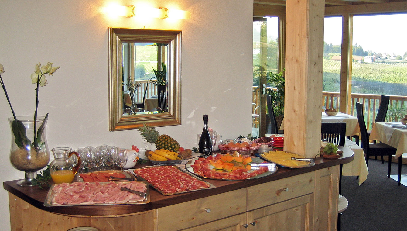 Buffet della prima colazione con salumi e formaggi