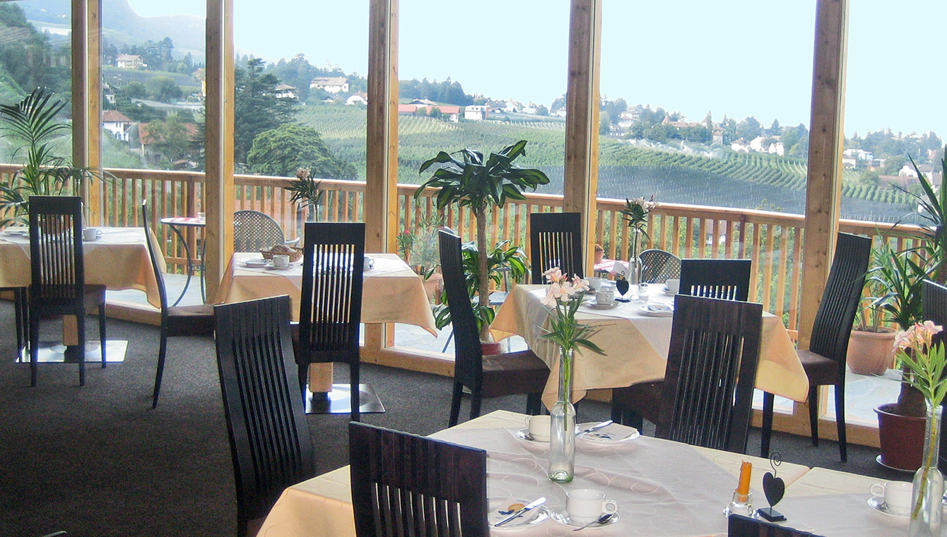 Frühstücksraum mit Ausblick über das Meraner Land