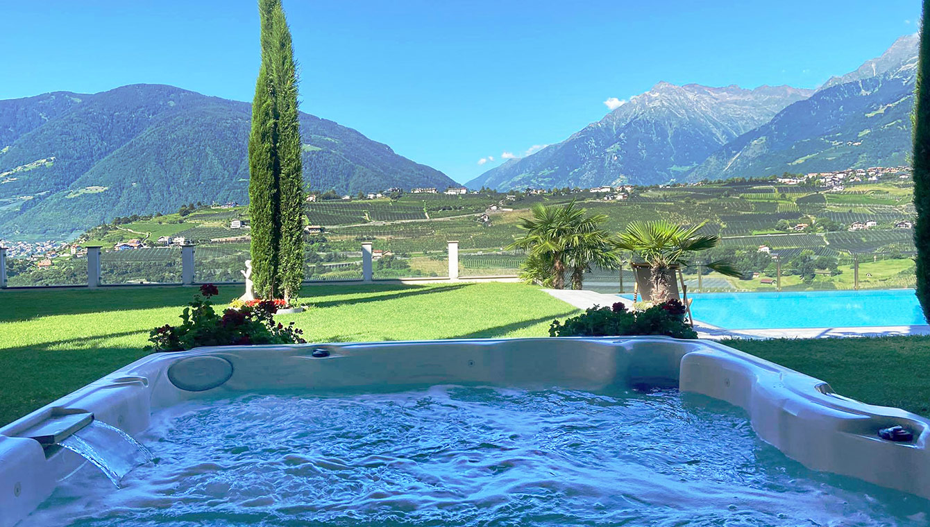 Jacuzzi im Hotel Garni Wunderlehof in Schenna