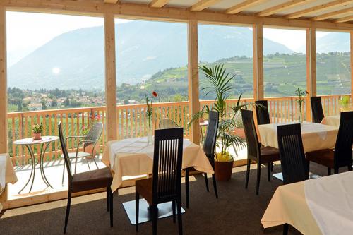 Locale della prima colazione con finestra panoramica